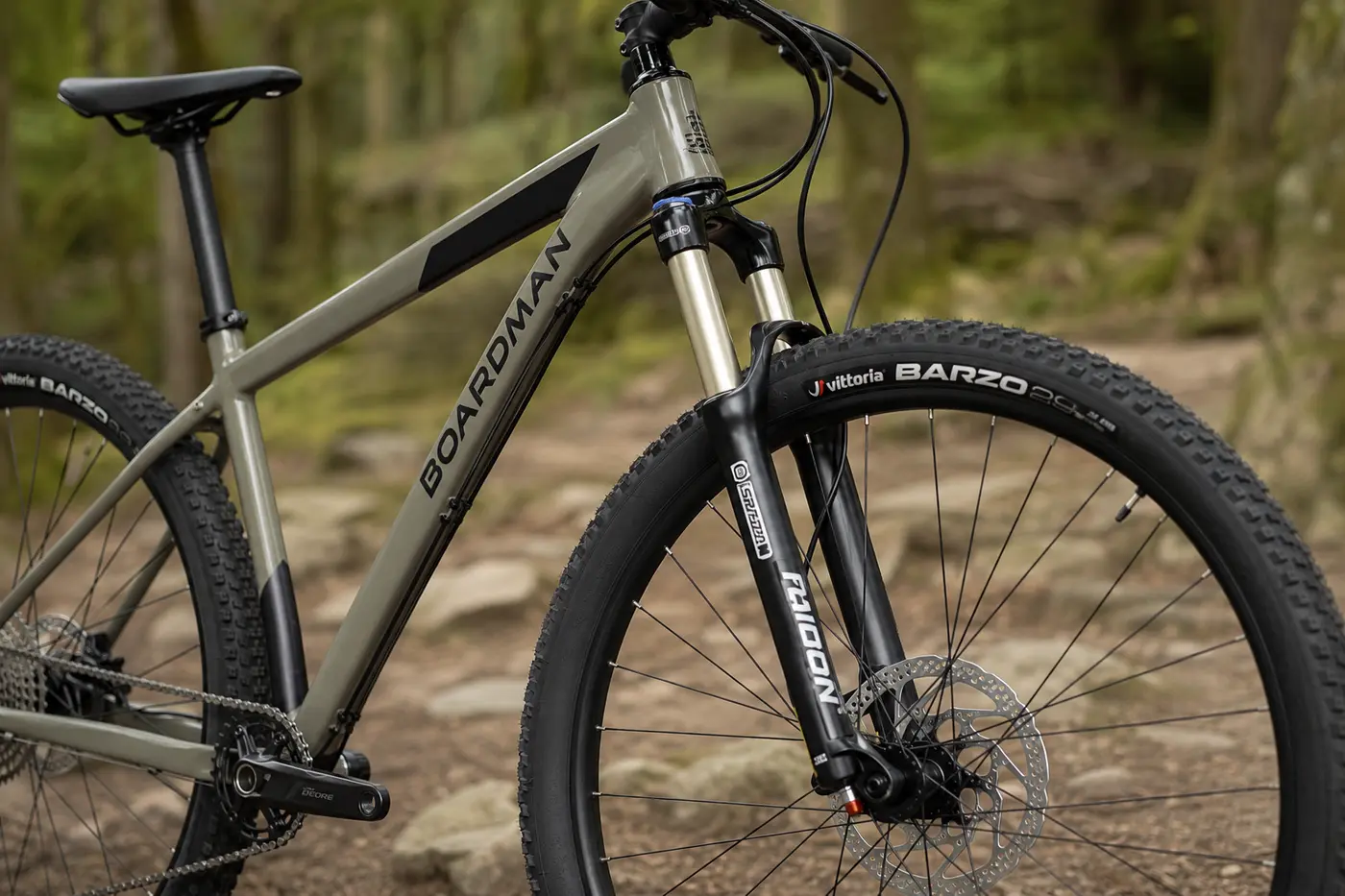 Close view of the Boardman MHT 8.6 Grey/Green frame, Raidon fork, front wheel and disc brake