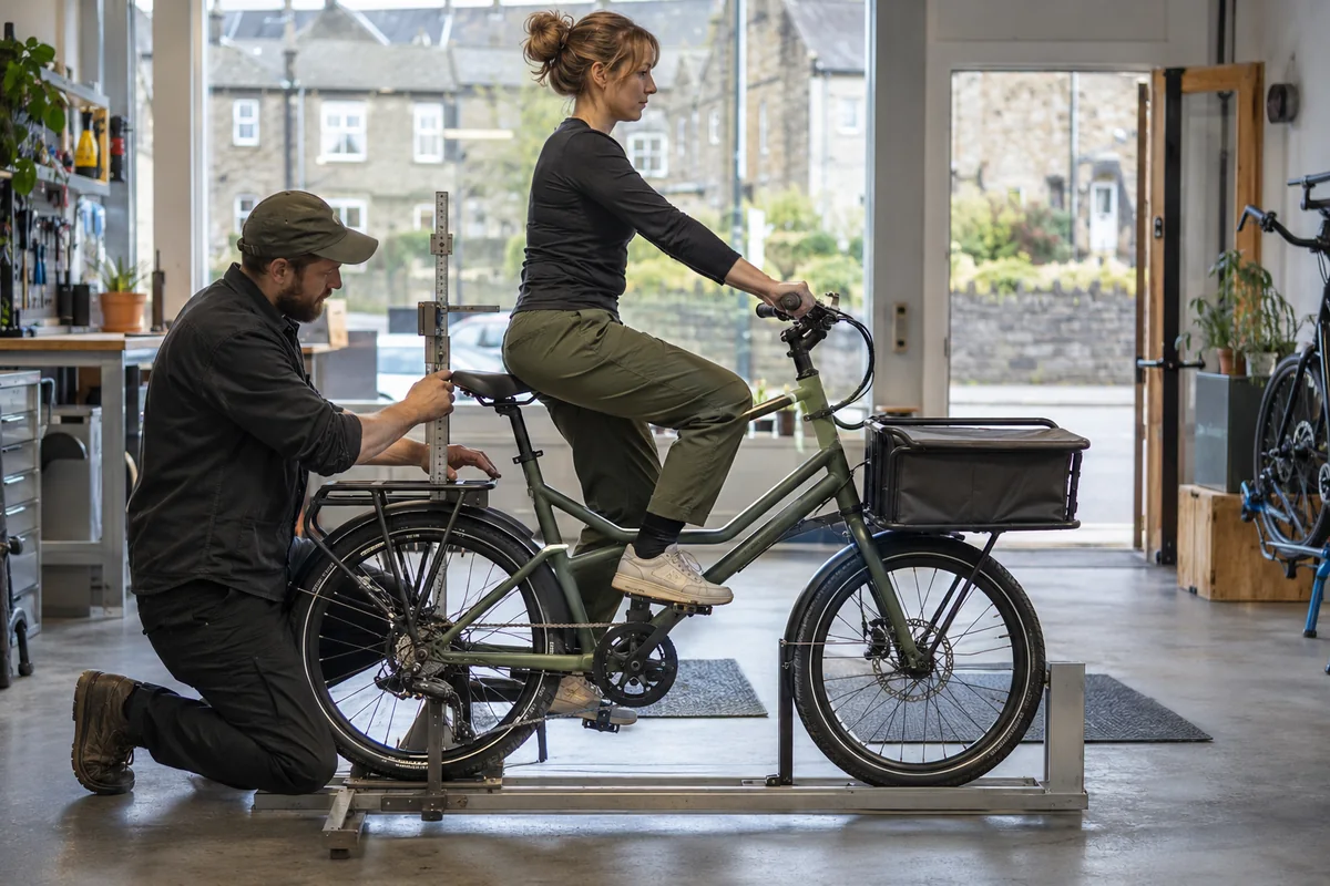 Cyclist or mechanic demonstrating practical considerations for HITWAY BK6S Plus Cargo geometry and sizing
